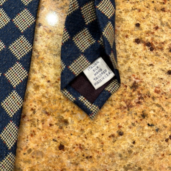 PAUL FREDRICK SILK HAND TAILORED TIE WITH NAVY, YELLOW AND RED. MADE IN THE USA - Picture 4 of 6